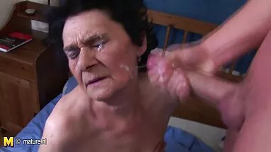 MİLF Sophia Bella kızının erkek arkadaşı için porno eski yeşilçam yalvarır
